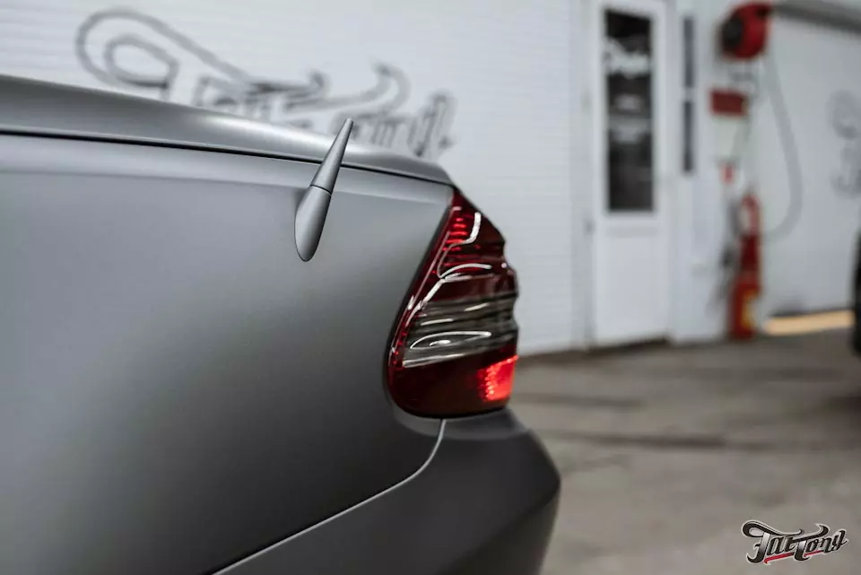 Mercedes SL. Оклейка в серый мат, удаление хрома, окрас салонных деталей в черный глянец и окрас масок фар